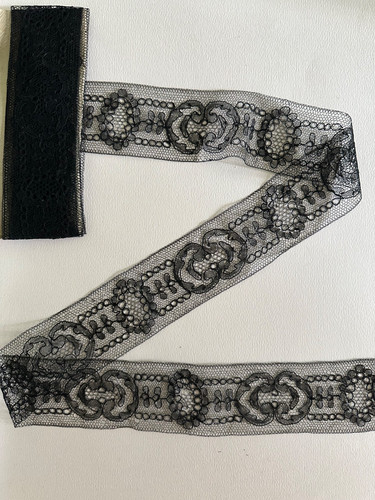 Ancienne dentelle noire sur