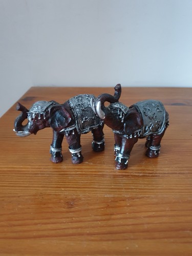 Deux figurines éléphant - , en