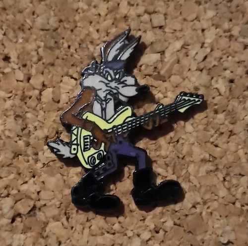 Pin coyote rock - coyote,