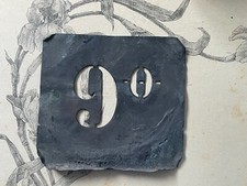 Ancien pochoir vinicole " 9° " en métal - déco vintage industriel degrés