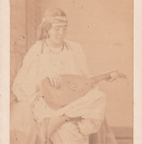 Femme kabyle kabile jouant - kabyle,