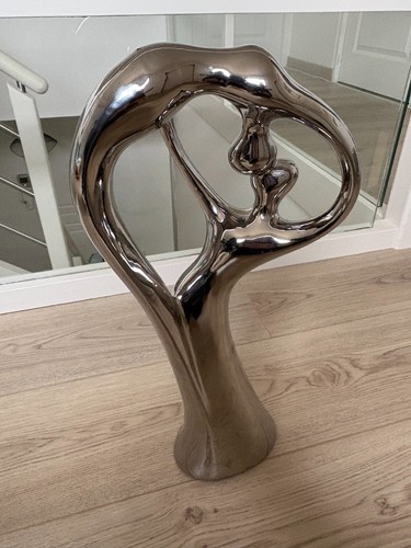Sculpture couple enlacé