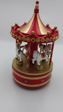carrousel en bois peint à la