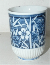 JAPON ??? PETIT GOBELET EN PORCELAINE BLANC BLEU SIGNE 