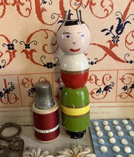 ANCIEN  TRICOTIN " Madame et sa robe multicolore   " 13cm