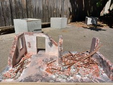 MAQUETTE DIORAMA MAISON DETRUITE GUERRE FIGURINE et CHARS 1/16