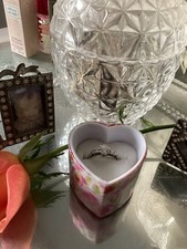 Bague De Fiançailles en Or Gris avec un Solitaire et Deux Baguette Diamants.