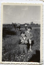 Portrait enfants dans champ travaux agricoles labours - Photo ancienne an. 1930