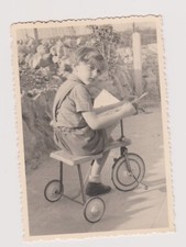 Photo ancienne ?️ Enfant tricycle Alain Catry terrasse avril 1952 vintage