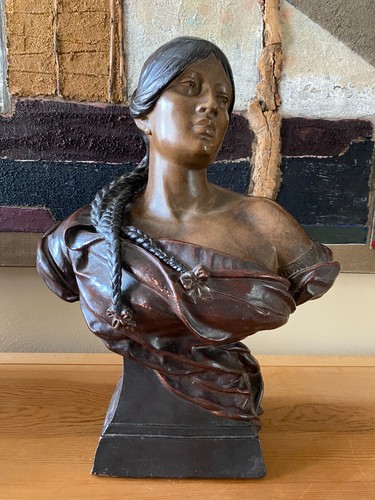 Sculpture buste jeune femme - de,