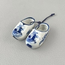 Paire de sabots miniature en porcelaine bleu de Delft vintage Hollande