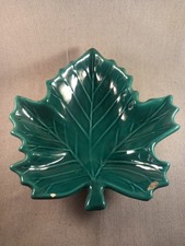 Plat vintage en céramique Vallauris, coupe à fruits verte en forme de feuille