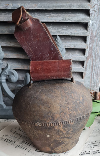 Ancienne grosse cloche avec - cloche,