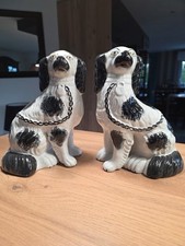 Paire de chiens en faïence