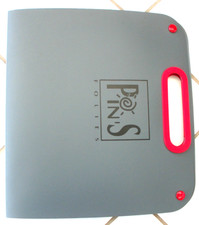 CLASSEUR ROUGE VIDE POUR PIN'S 3 PLANCHES DE 45 x 3 = 135  + 2 INTERCALAIRES