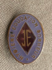 Politique : rare insigne du