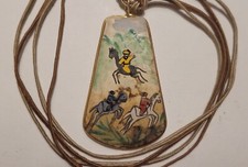 ANCIEN COLLIER PENDENTIF CÉRAMIQUE CHASSE SUR CHEVAL FAITE PEINTE A LA MAIN # F3