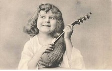 MUSIQUE #AS36677 FILLETTE JOUE DU BANJO CYTHARE