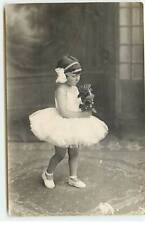 Enfants - Fillette portant un tutu, et tenant une belle rose - ST140 - 060