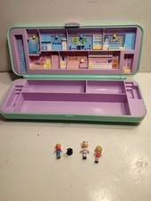 POLLY POCKET  TROUSSE PLUMIER MAISON ET 3 PERSONNAGE + 1 CHAT  BLUEBIERD 1990