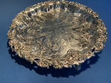 Superbe plat ancien en Métal argenté Anglais sur pied (voir poinçon photo)…