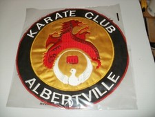 GRAND ÉCUSSON :  KARATE  CLUB  -  ALBERTVILLE  -  D'un diamètre de 25,5 cm.