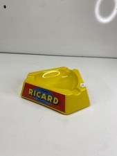 Ancien cendrier en triangle