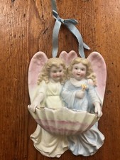 Bénitier en biscuit porcelaine polychrome, 2 angelots tenant un coquillage