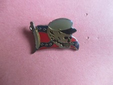 pin's drapeau sudiste avec tête de mort