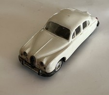 ANCIENNE NOREV PLASTIQUE N°17 JAGUAR 2 L 400 - 2.4 LITRES ÉCHELLE 1/43 ÈME 