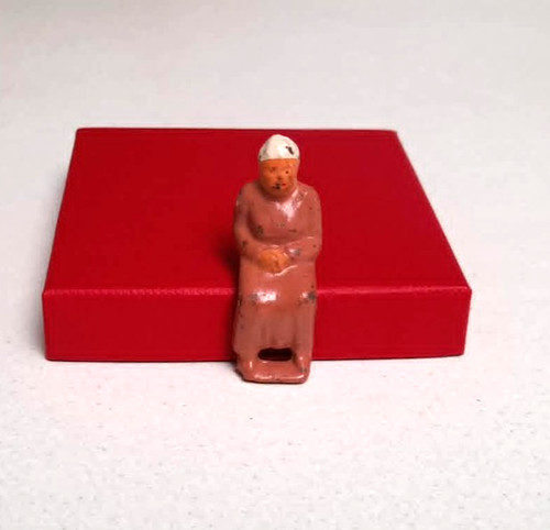 Vieille dame assise plomb - assise,