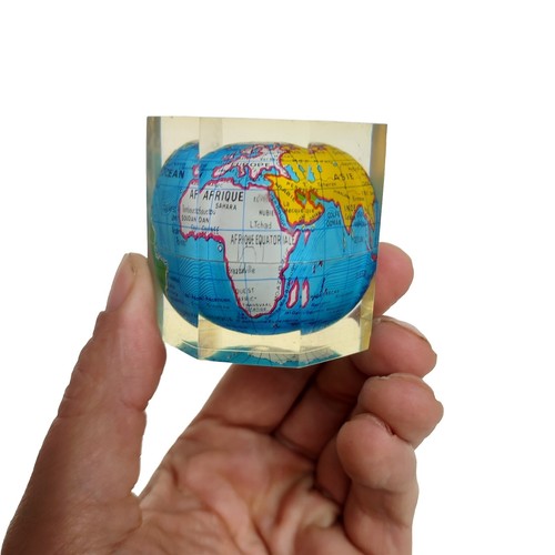 Inclusion résine globe - en, de