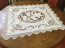 Linge ancien 1 Nappe a thé ou Centre de table brodée main Richelieu et dentelle
