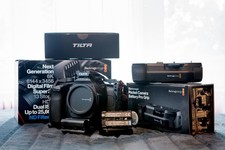 Caméra Blackmagic 6K pro avec cage Tilta et grip d'origine