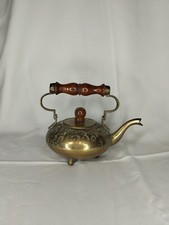 Ancienne Théière En Laiton ? Gravée Poignée En Bois Vintage. Gravé India?