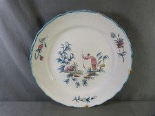 Assiette en faïence signée