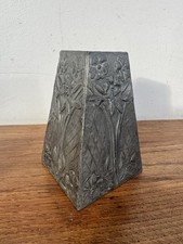 Petit Vase En Étain Style Art Nouveau Avec Motif Floral En Relief Numéroté
