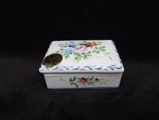 Boîte bonbonnière en faience de Clamecy Nevers à décor de fleurs