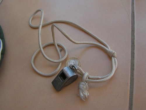 Ancien sifflet avec - sifflet, cordons