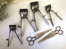 Lot de coiffure / barbier - 4 anciennes tondeuses manuelles et 2 ciseaux