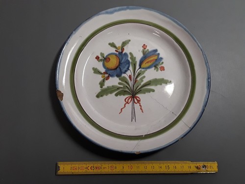 Très ancienne assiette - très, plate