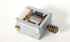 Réf 17289  MOTEUR CARRE 12 VOLTS AVEC VIS SANS FIN LAITON HO JOUEF LIMA ROCO