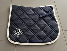 UN TAPIS DE SELLE DE CHEVAL CHEVAUX NEUF DIMENSION 60 X 102 déplié pdaH