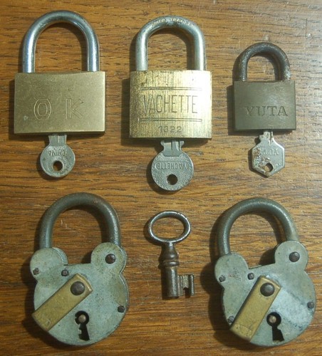 Lot anciens cadenas - ,, oreilles