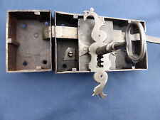 Grosse serrure à tirage