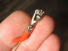 CURIEUSE EPINGLE DE COL ANCIENNE XIXème en ARGENT / VERMEIL avec MAIN ET CORAIL