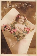 CPA Fantaisie - photo d'art, petite fille dans un cornet papier et fleur