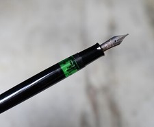 STYLO PLUME PELIKAN A POMPE EN RESINE NOIRE - PLUME EN METAL DE TAILLE MOYENNE