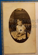 Carte postale ancienne joli bébé fillette assise sur chaise