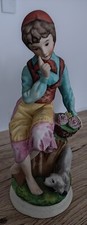 Figurine en céramique – Personnage assis avec panier de fleurs et chien – Style 